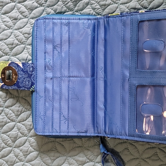 NWOT Vera Bradley Turn Lock Wallet Clutch Doodle Daisy Pattern - Picture 3 of 7